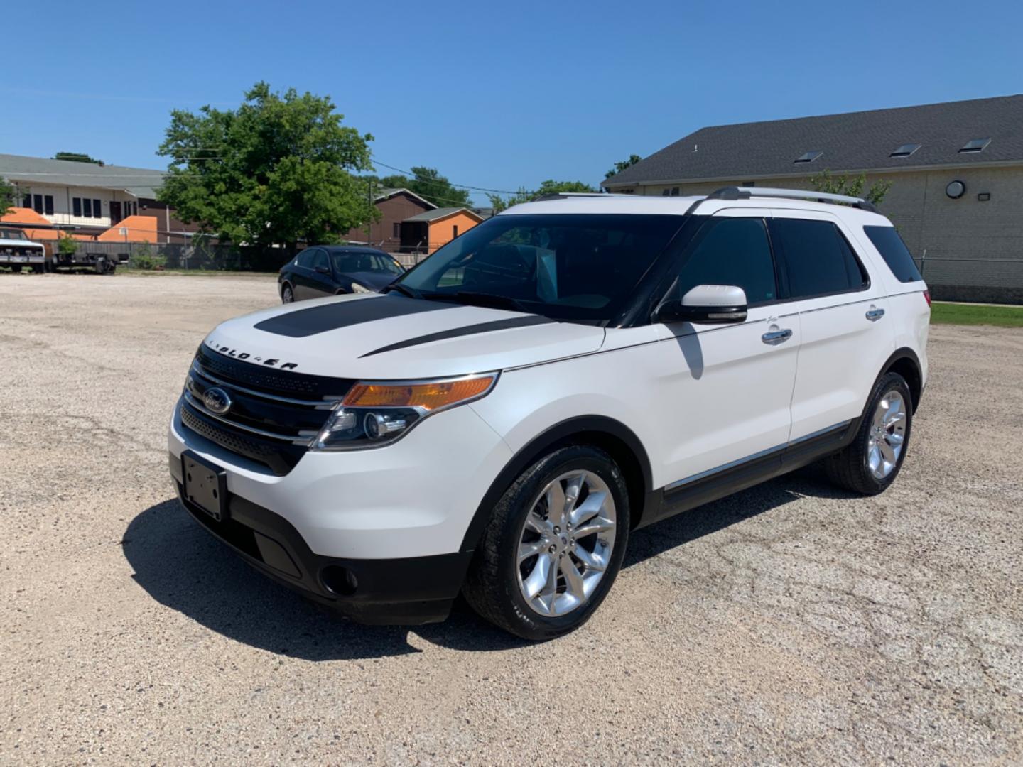 2013 White /Black/Mocha Ford Explorer Limited (1FM5K7F80DG) with an 3.5L FI DOHC 213 CID engine, AUTOMATIC transmission, located at 1830 North Belt Line Road, Irving, TX, 75061, (469) 524-0199, 32.834373, -96.993584 - Photo#2